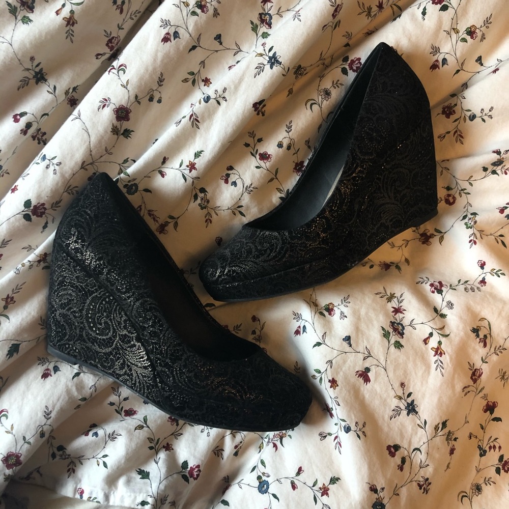 Black and gold wedges